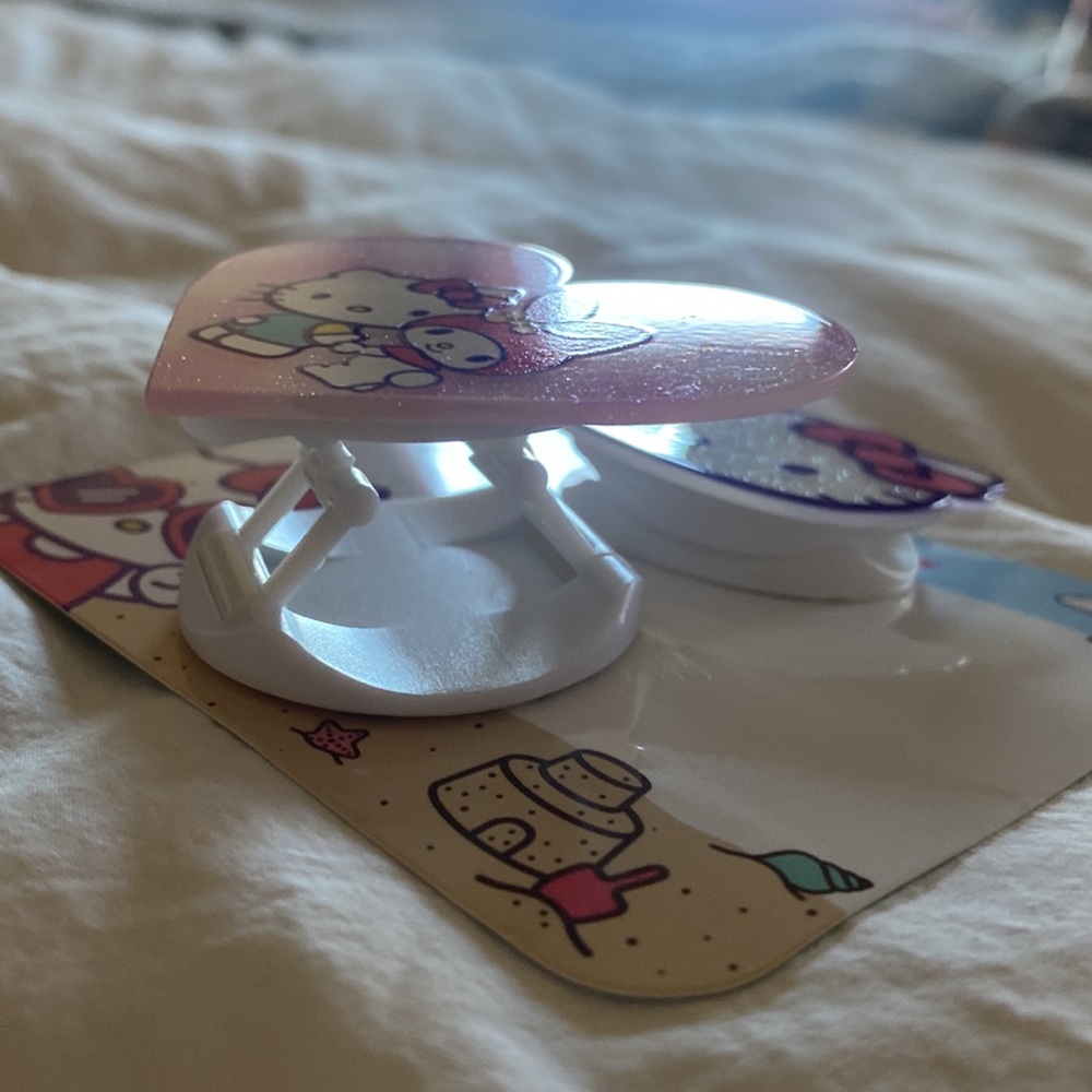 Hello Kitty phone stand - Picture 2 of 2